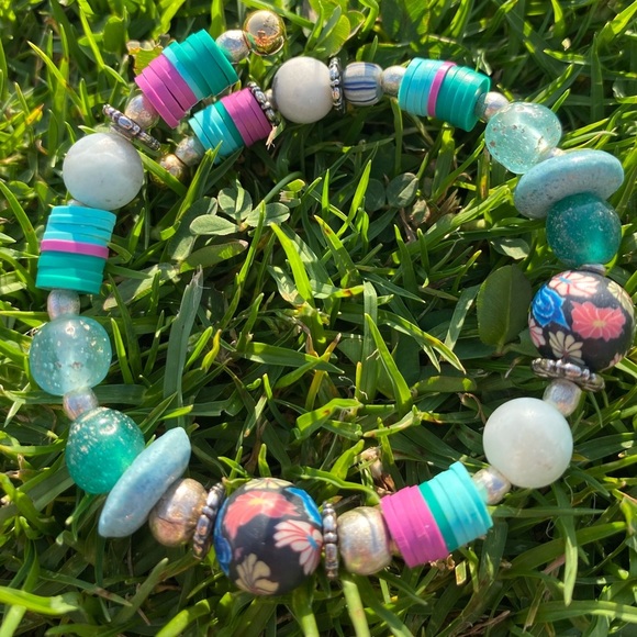 2 handmade beaded Adjustable & Stackable bracelets. Blues,silver, gold, … - Picture 7 of 14